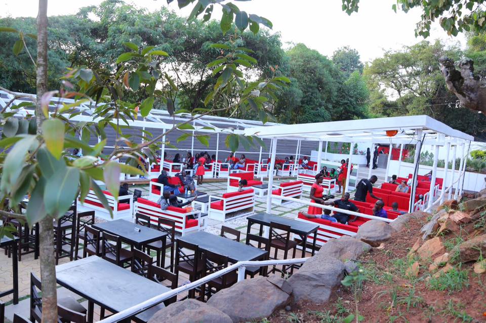 Fame Lounge and Restaurant Kololo Kampala Uganda, Good food in Kampala, Food, Beer and Drinks, Top Bars, Top Restaurant, Lounge, Top Bar and Lounge, Food, Beer, Wine, Spirits, Cocktail bar, Amazing beer prices, Cheap Beers, Great Venues to Drink after work , Gins and local beers, grilled food and wood-fired pizzas, Kampala Corporate Night Out and hanging venue, Chilling with friends and mates, Date night, Eating and Drinking, Private parties, Drinking and Dancing, Cocktail Bar, Lounge Bar, Party Bar, Kampala Pub, Lively DJ nights, Lively Music, Great Beer Drink Out, Tasteful Delicious food in Kampala, Amazing Drinking Joint in Kampala Uganda, Ugabox